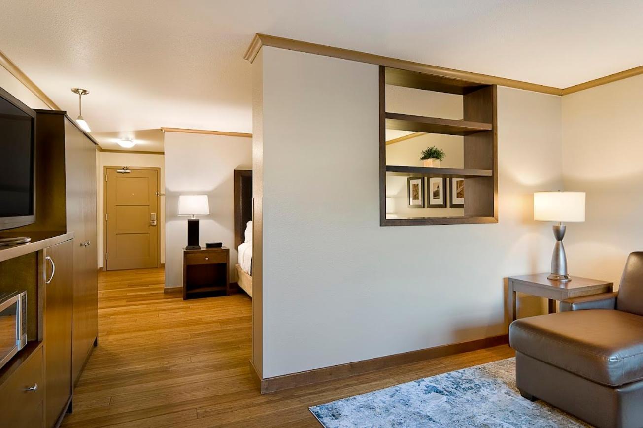 Clubhouse Hotel And Suites Пиер Екстериор снимка