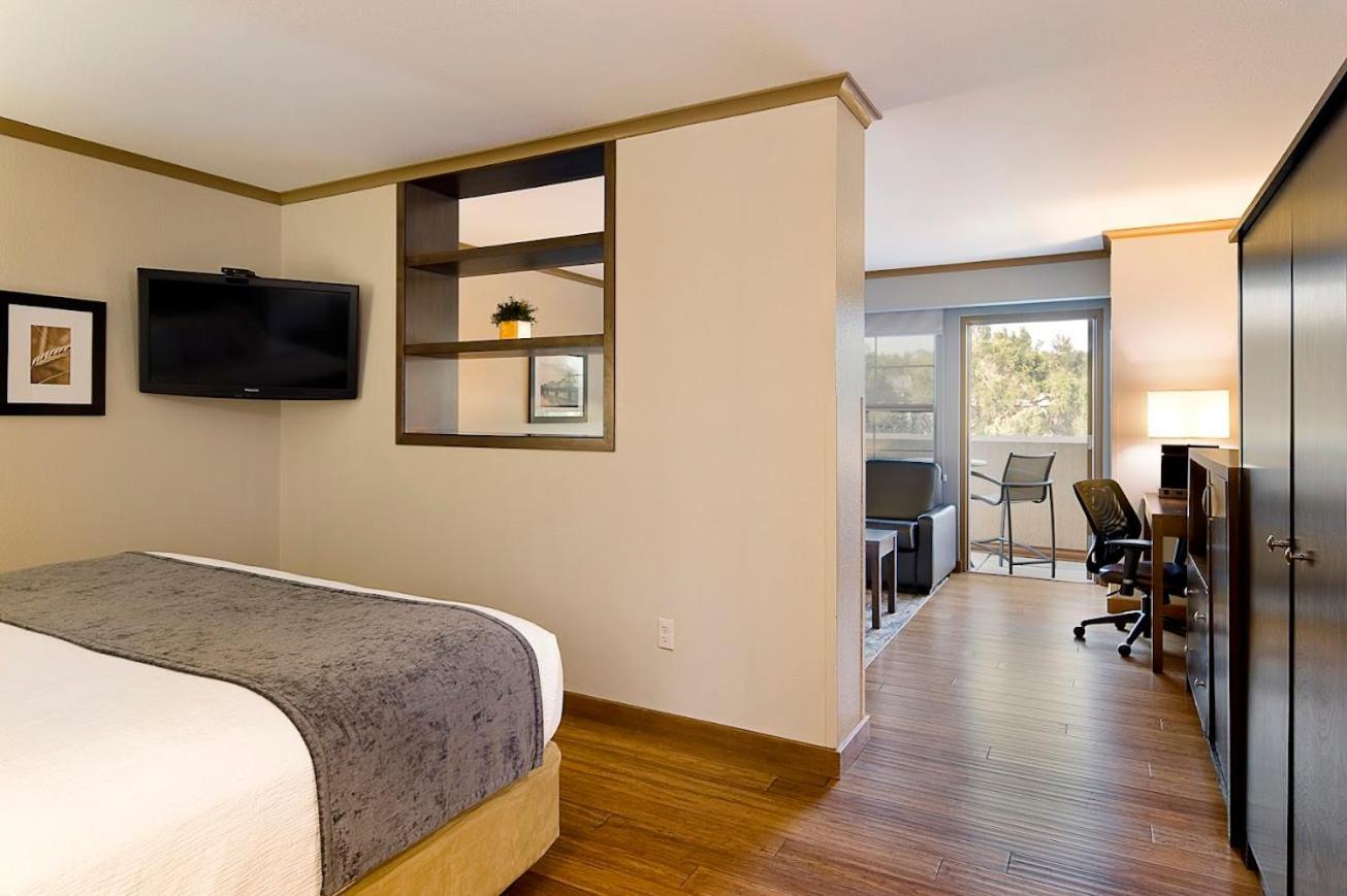 Clubhouse Hotel And Suites Пиер Екстериор снимка